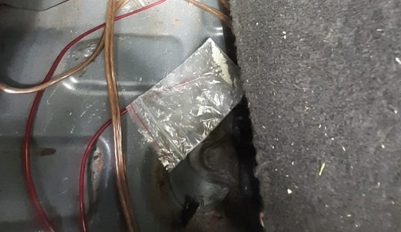 В Калужской области полицейские проверили машину и нашли наркотики