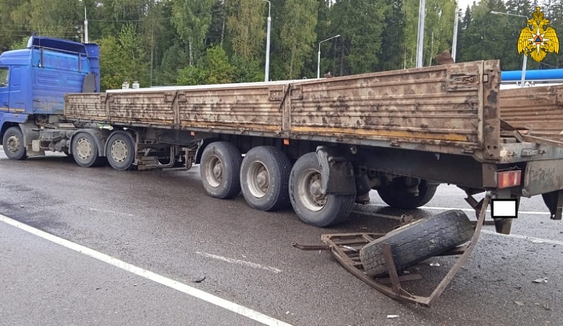 В Калужской области микроавтобус влетел в грузовик