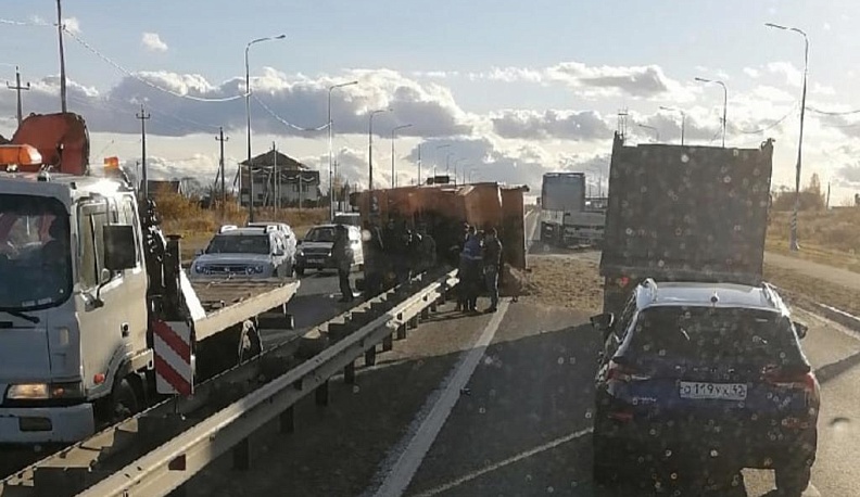 На объездной дороге в Калуге образовался затор из-за перевернувшегося самосвала с песком