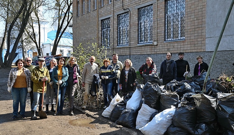 Сотрудники калужского издательского дома провели субботник у редакции