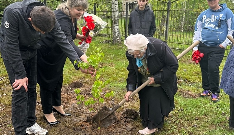 В Людиновском районе школьники высадили деревья в память о погибших во время войны героях-освободителях
