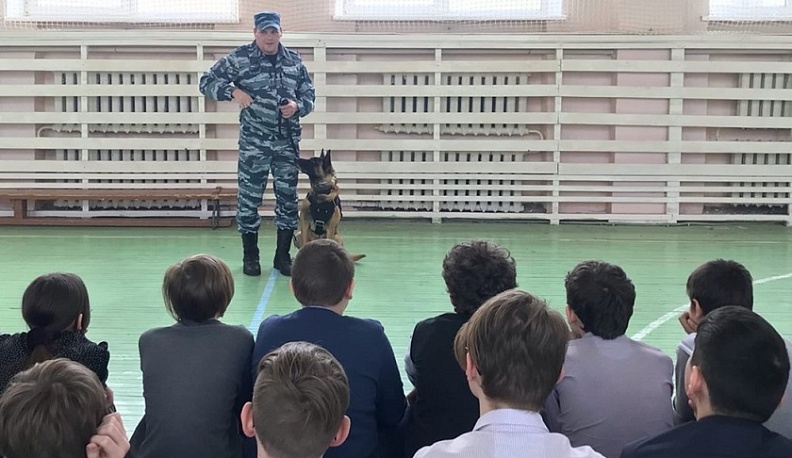 В калужской школе прошел урок мужества, связанный с кинологией