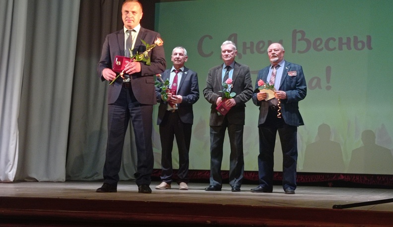 Больше сотни людиновцев получили награды за добросовестный труд