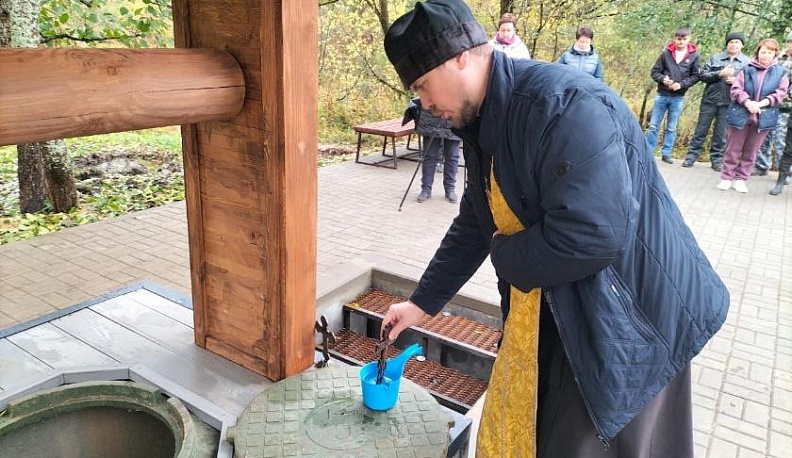 В Медынском районе благоустроили и освятили родник