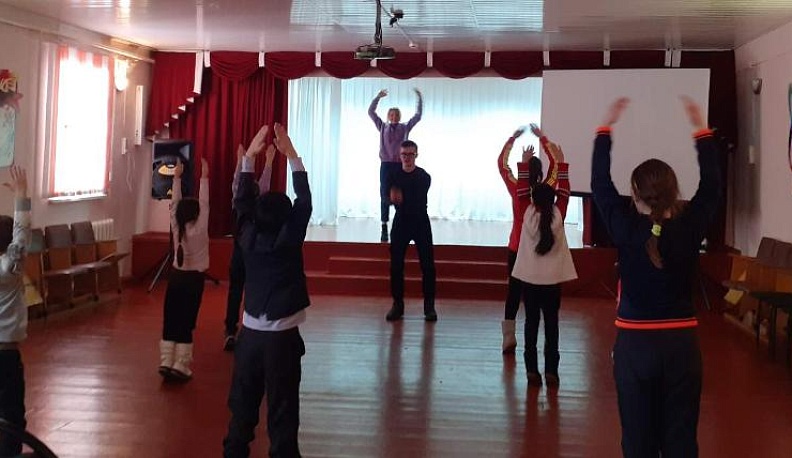 Манинцы начали выходной день с зарядки