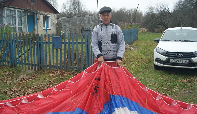 Леонид Пермяков из Куйбышевского района в свои почти семьдесят лет занимается парапланеризмом