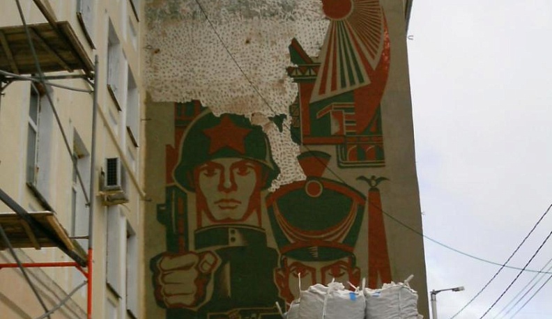 Дмитрий Денисов пообещал восстановить барельеф на стене дома у краеведческого музея