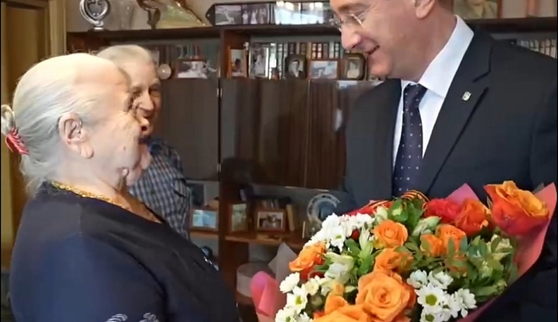 Владислав Шапша вручил юбилейную медаль ветерану из Спас-Деменска