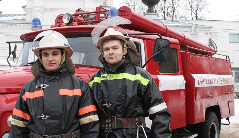 В Тарусе прошел традиционный смотр готовности техники к пожароопасному периоду