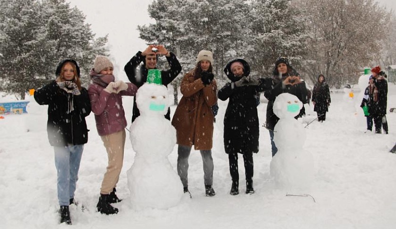 На въезде в Калугу вылепили более 100 снеговиков