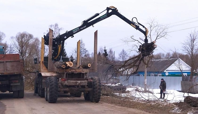 В селе Хвастовичи провели санитарную опиловку и спиливание аварийных деревьев