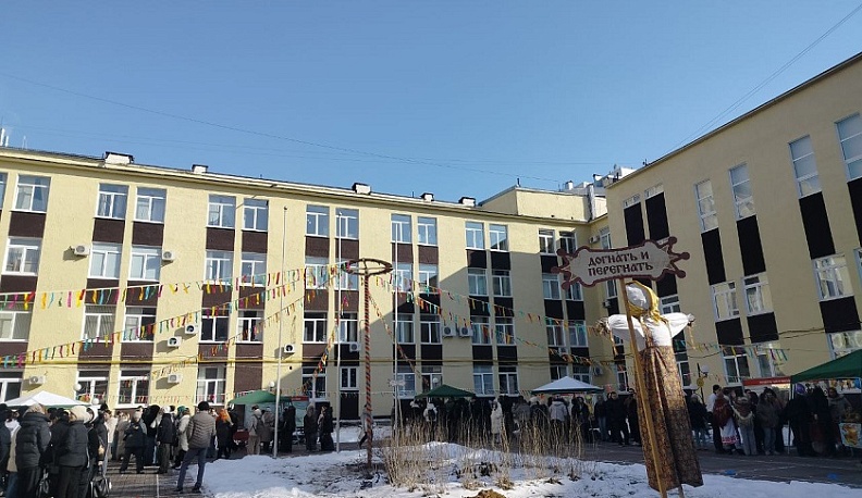 Студенты калужского вуза отметили Масленицу