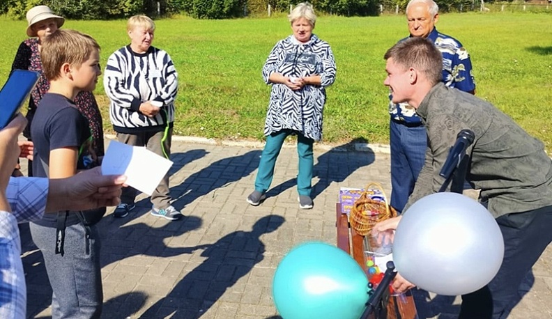 В Щелкановском сельском поселении Юхновского района избирателей встречала весёлая панда