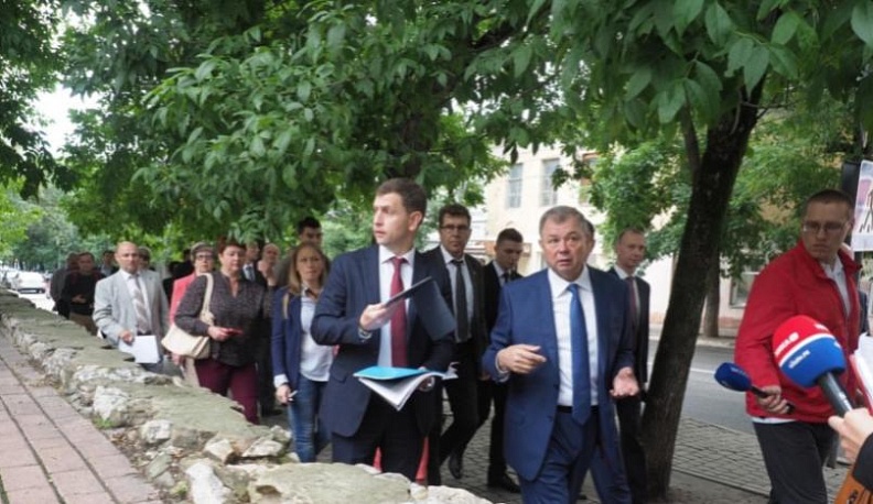 Губернатор осмотрел все задворки улицы Театральной