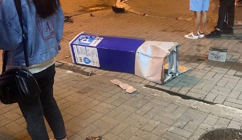 Ночью в центре Калуге БМВ снес паркомат и врезался в столб