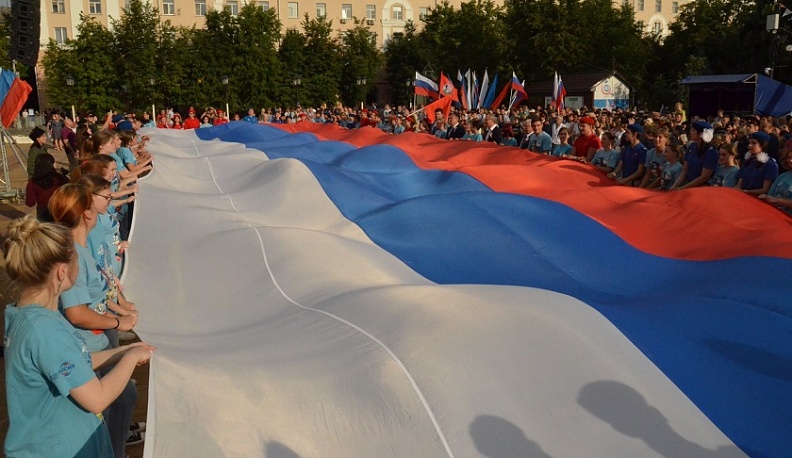Калужане отметили День Государственного флага РФ флешмобом и праздничным концертом