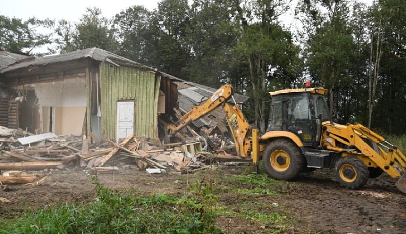 В Козельском районе сносят столетние корпуса больницы