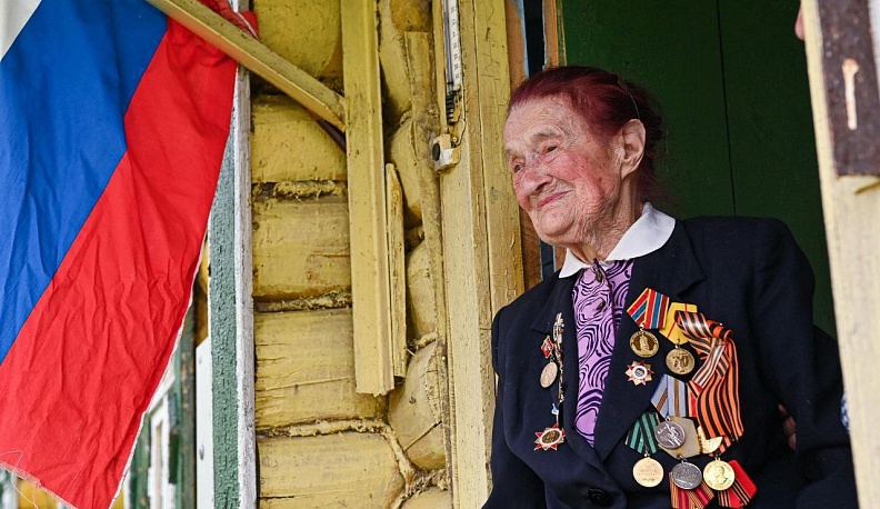 Владислав Шапша поздравил с днем рождения участницу боев за освобождение Калуги