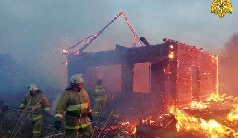 Ночью в Калужской области сгорело сразу несколько домов