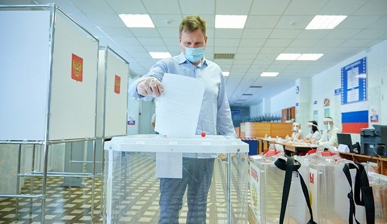 Заместитель губернатора области Геннадий Новосельцев принял участие в голосовании по поправкам в Конституцию