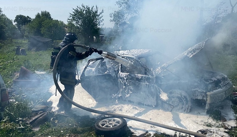 В Дзержинском районе сгорела машина