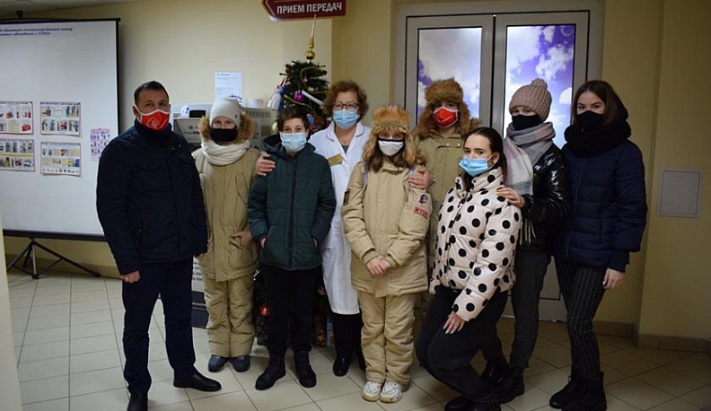 Калужские школьники поздравили медиков и пациентов с Новым годом