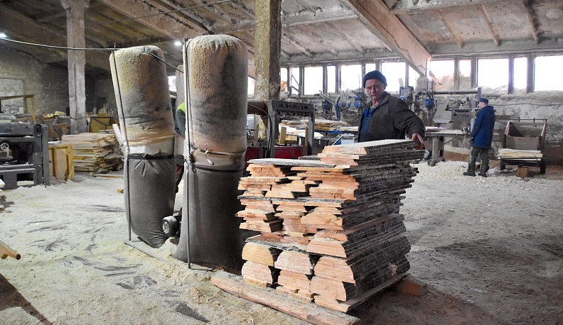 Предприниматель из Людинова отправил в зону СВО более 50 кубометров леса 