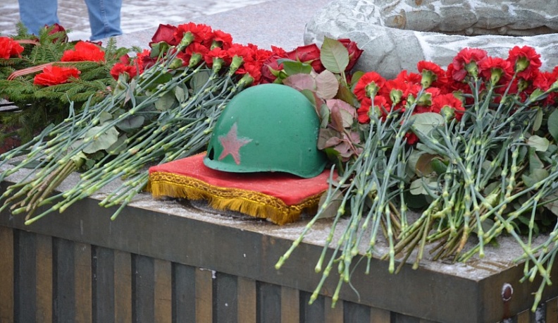 Участники всероссийской «Вахты Памяти-2023» возложили цветы к Вечному огню в Калуге