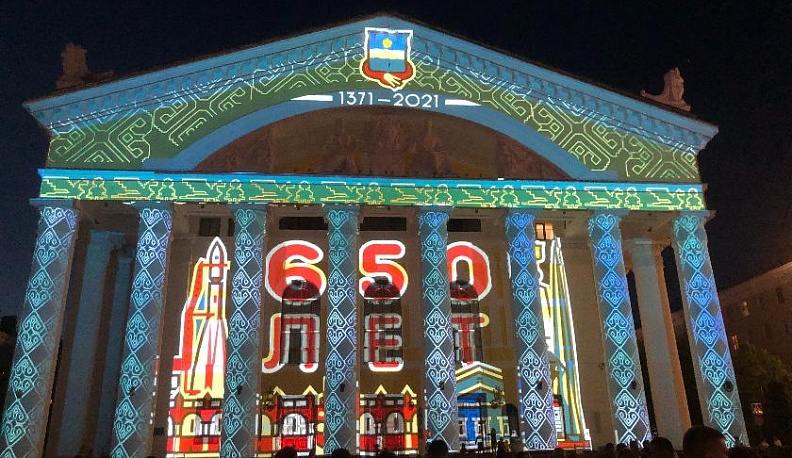 В Калуге на здании драмтеатра устроили светомузыкальное представление