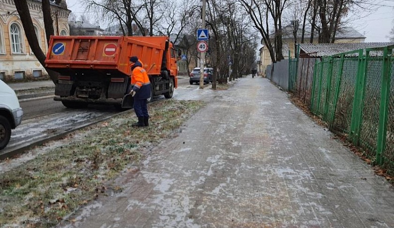 Губернатор поручил муниципалитетам оперативно бороться с последствиями аномальной погоды