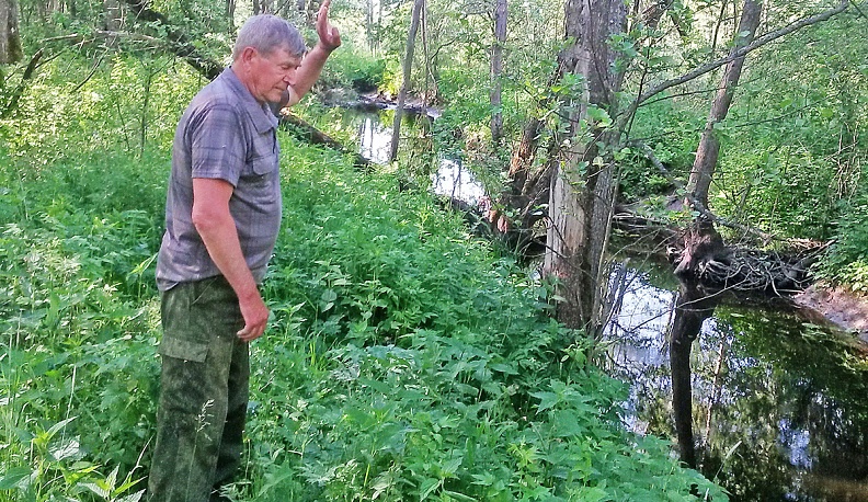 Иван Матвеенков показывает предполагаемый канал.