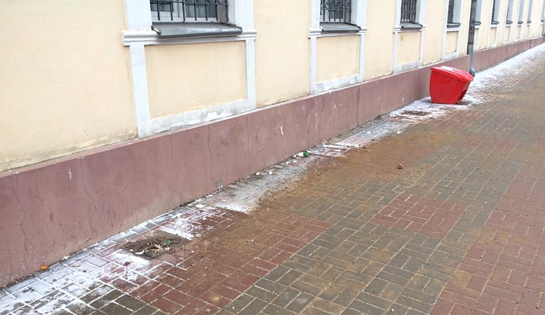 В Калуге около парка культуры и отдыха демонтировали скамейки