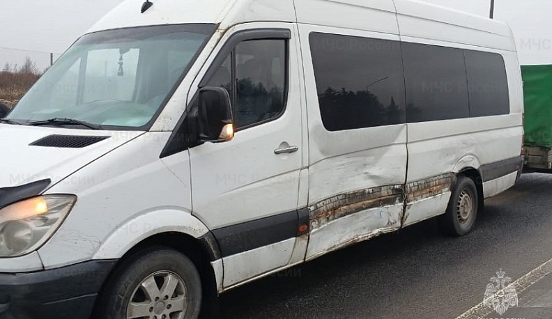 На трассе в Калужской области столкнулись микроавтобус и кроссовер 