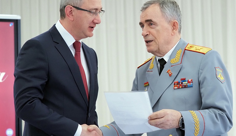 В калужской школе № 13 чествовали лучших юнармейцев региона