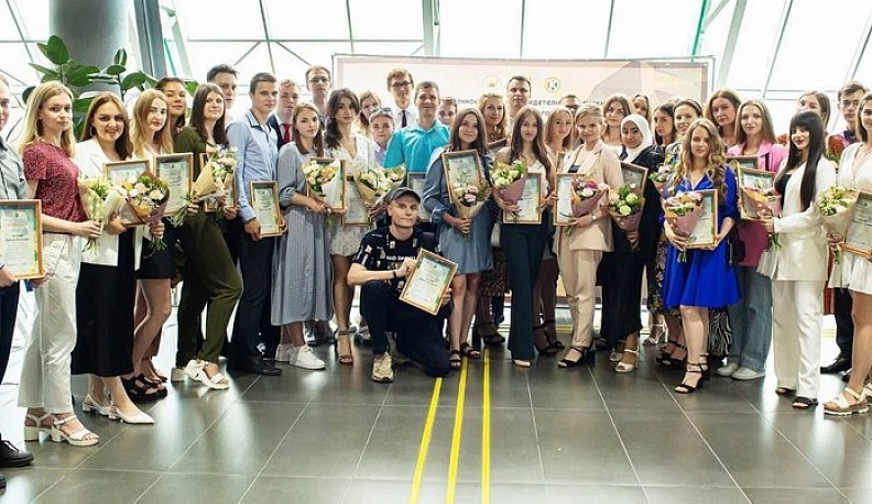 Владислав Шапша поздравил выпускников губернаторских групп