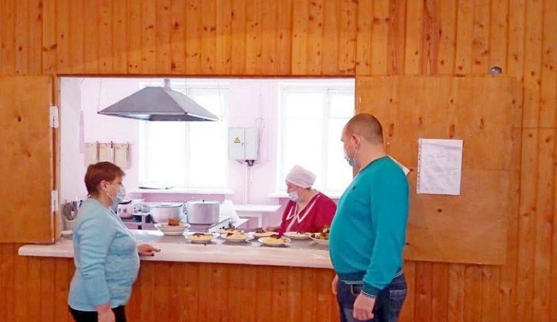 Депутаты проверили питание в школьной столовой калужского села