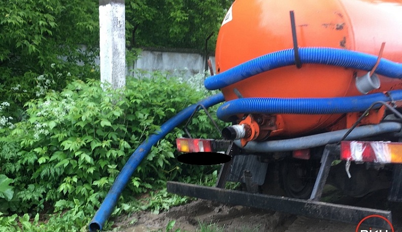 В Боровском районе канализационные стоки сливали в неположенном месте