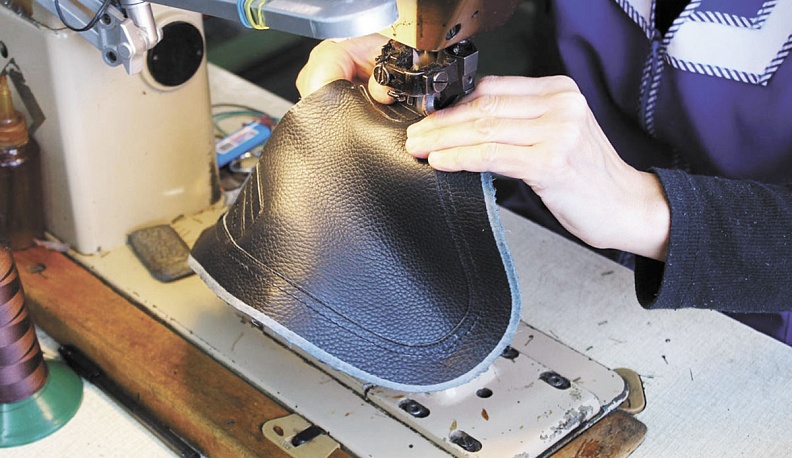 На обувной фабрике «Ромер» мастера начали производить берцы по собственному дизайну