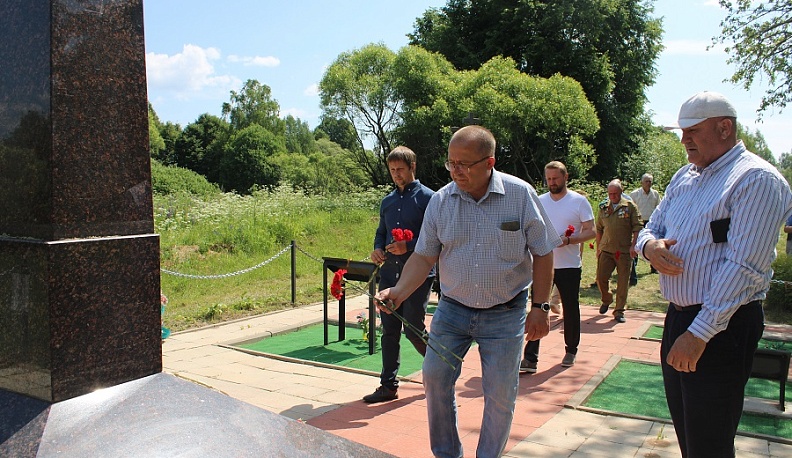 Гости из Дагестана почтили память родственника на Павловском плацдарме в Калужской области