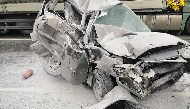 В Калужской области столкнулись две легковушки и грузовик