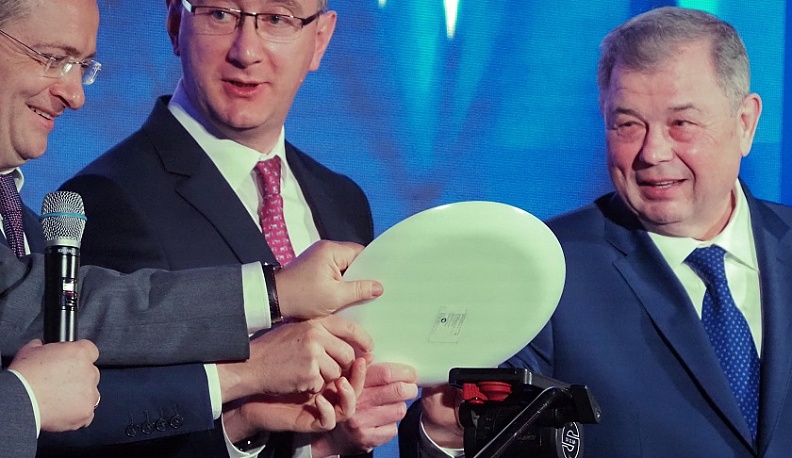 В Калуге на кинофестивале «Циолковский» разбили на удачу тарелку