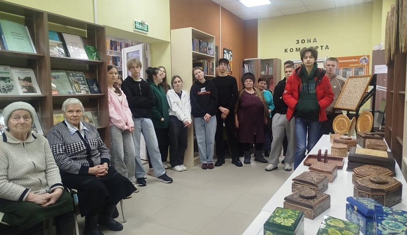 В Думиничском округе местный мастер рассказал землякам о промыслах и ремеслах народов России и о своем творчестве