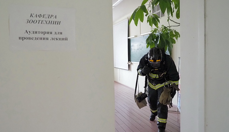 В Калуге в Тимирязевской академии тушили учебный пожар