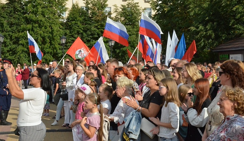 Калужане отметили День Государственного флага РФ флешмобом и праздничным концертом