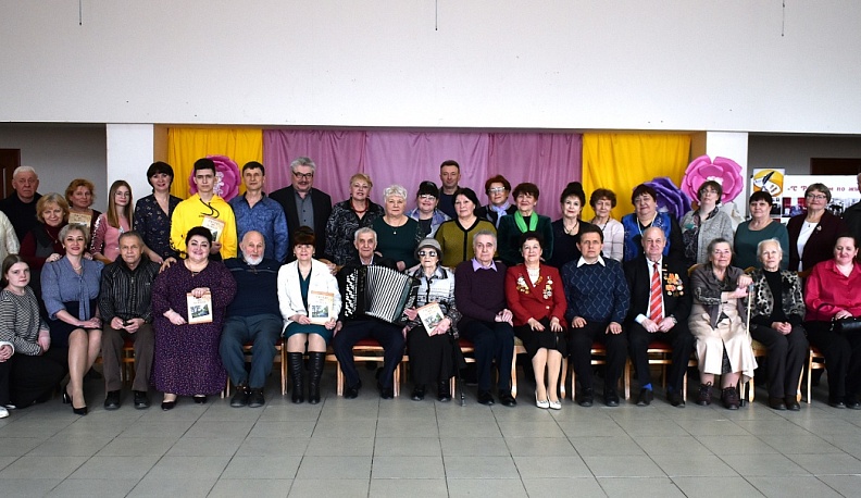 В Кирове презентовали сборник «Рассвет над Болвой»