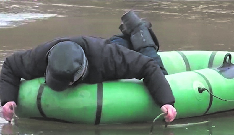 Так жители Кричины переправляются через реку по тонкому льду.