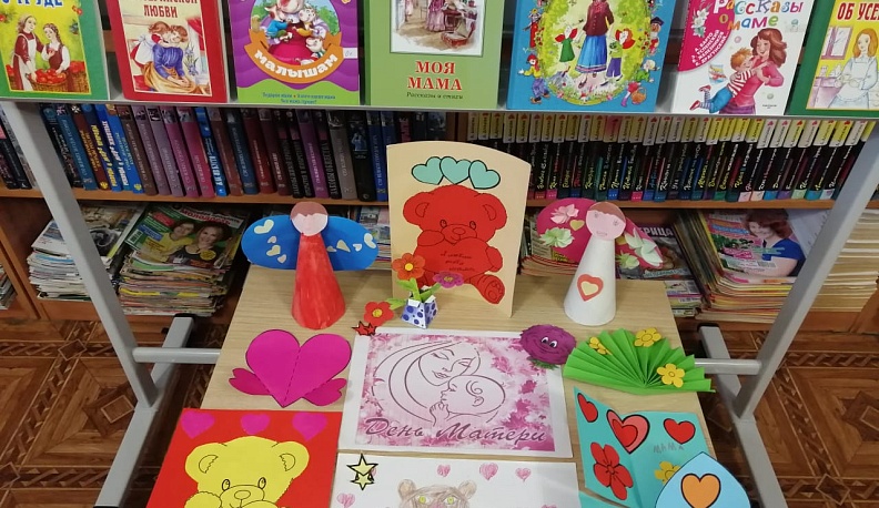 В Перемышльском районе юные читатели поздравили мам с праздником