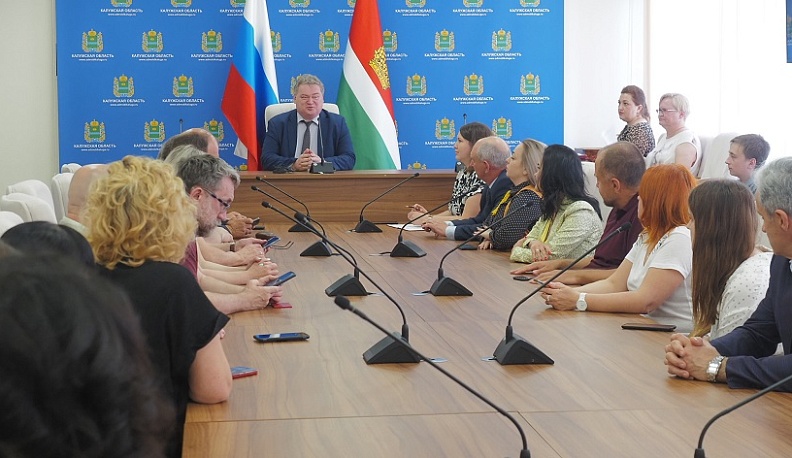 Министр Олег Калугин вручил медали и почетные грамоты