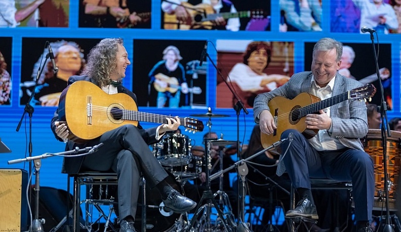 За особые заслуги перед Калужской областью отметили создателя «Мира гитары» Олега Акимова