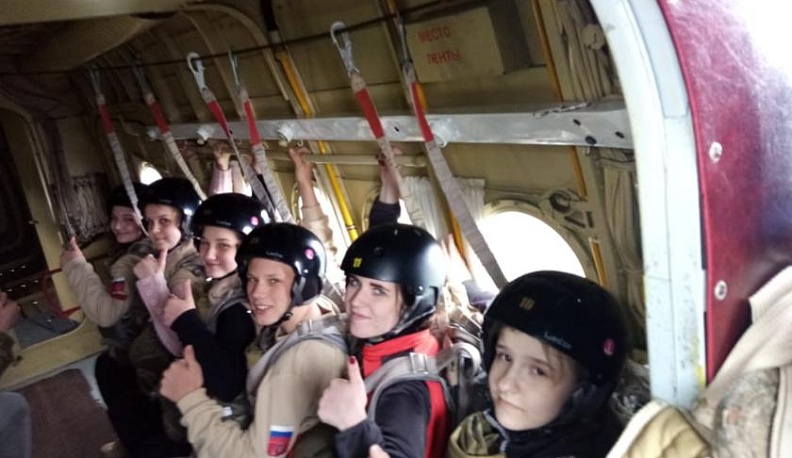 Юнармейцы из Кировского района выполнили первый юношеский разряд по парашютному спорту